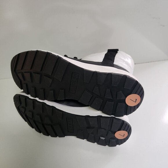 Guess NWOT Outmost2 White Black Puffer Moon Boots Size 7M - Picture 5 of 8